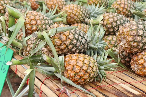 Ananasy w rynku — Zdjęcie stockowe