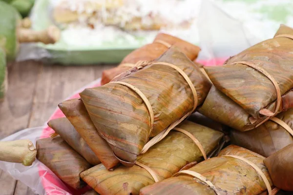 Lepkavá rýže zabalená v banánových listech — Stock fotografie