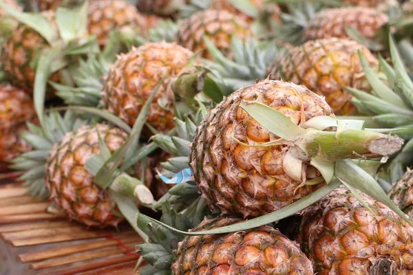 Ananas op straat eten — Stockfoto