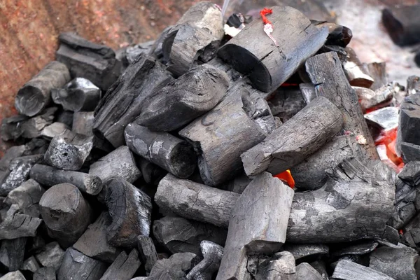 Queimador de carvão no mercado — Fotografia de Stock