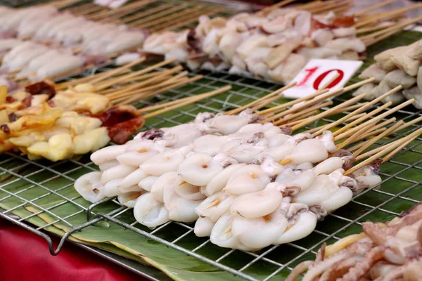 Calamares a la parrilla en comida callejera — Foto de Stock