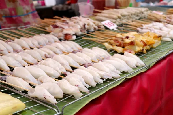 Kalmary z grilla w ulicy żywności — Zdjęcie stockowe