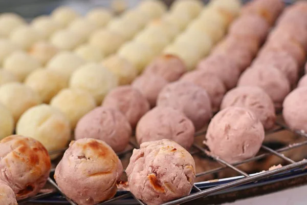 Süßkartoffelbraten beim Streetfood — Stockfoto