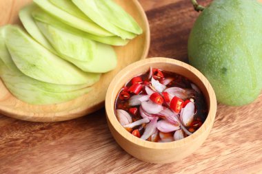 Mango ve tatlı balık sosu