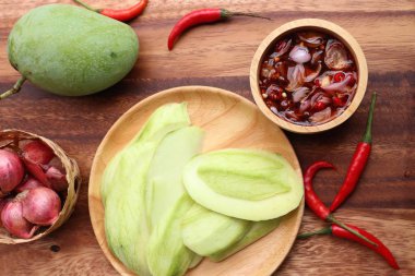 Mango ve tatlı balık sosu