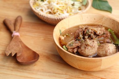 Demlenmiş Domuz çorbası köfte ile