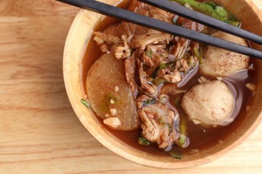 Demlenmiş Domuz çorbası köfte ile