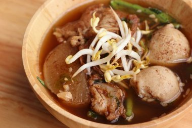 Demlenmiş Domuz çorbası köfte ile