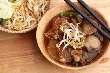 Demlenmiş Domuz çorbası köfte ile