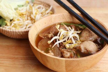 Demlenmiş Domuz çorbası köfte ile