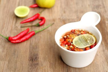 Limonlu biberli balık sosu