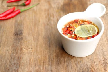 Limonlu biberli balık sosu