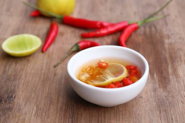 Limonlu biberli balık sosu