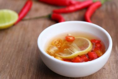 Limonlu biberli balık sosu