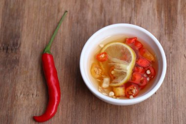 Limonlu biberli balık sosu