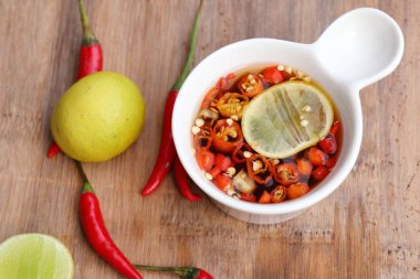 Limonlu biberli balık sosu