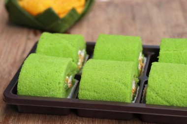 Yeşil rulo pasta tatlı tatlı