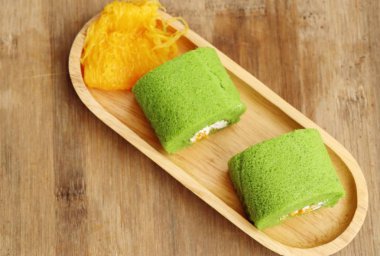 Yeşil rulo pasta tatlı tatlı