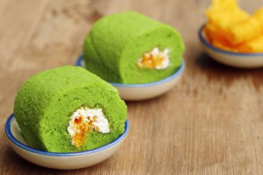 Yeşil rulo pasta tatlı tatlı
