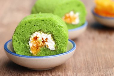 Yeşil rulo pasta tatlı tatlı