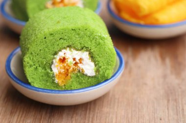 Yeşil rulo pasta tatlı tatlı