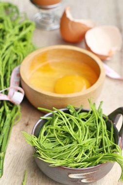 Akasya pennata yumurta ile