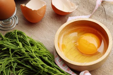 Akasya pennata yumurta ile