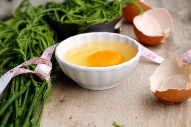 Akasya pennata yumurta ile