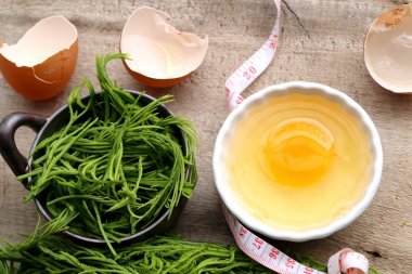 Akasya pennata yumurta ile