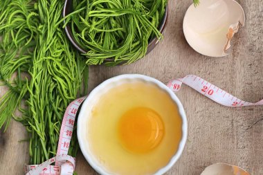 Akasya pennata yumurta ile