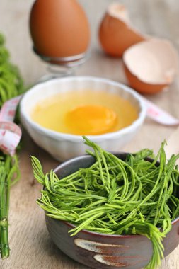 Akasya pennata yumurta ile