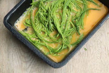 Akasya pennata yumurta ile