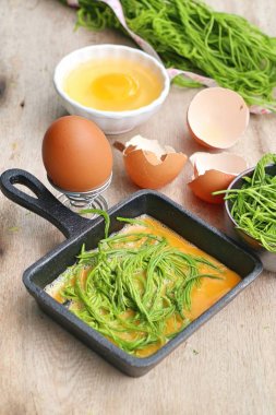 Akasya pennata yumurta ile