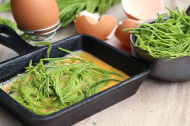 Akasya pennata yumurta ile