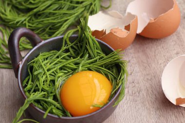 Akasya pennata yumurta ile