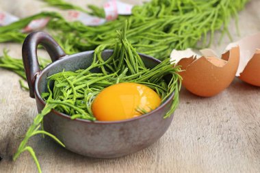 Akasya pennata yumurta ile