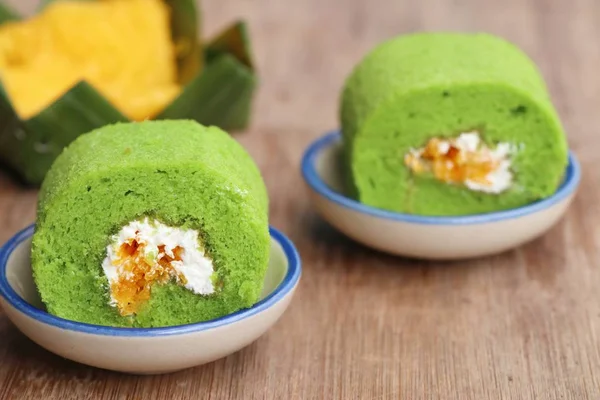 Green roll cake sweet dessert — Stock Photo, Image