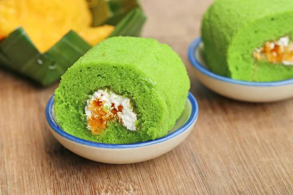 Green roll cake sweet dessert — Stock Photo, Image