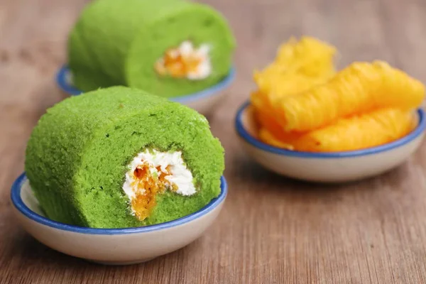Grüne Rollkuchen süßes Dessert — Stockfoto