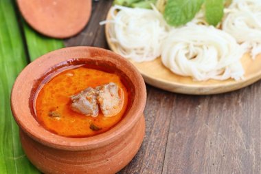 Pirinç Noodle köri tavuk