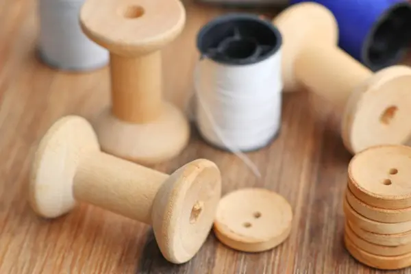 Thread spool and buttons — Stock Photo, Image