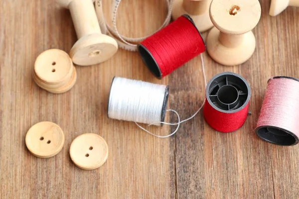 Thread spool and buttons — Stock Photo, Image