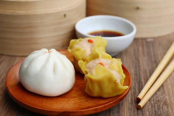 Kinesiska ångad dumplings och bullar — Stockfoto