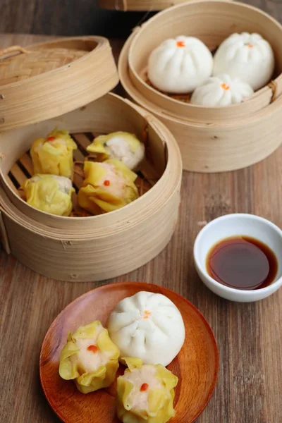 Chinese steamed dumplings and buns — Stock Photo, Image