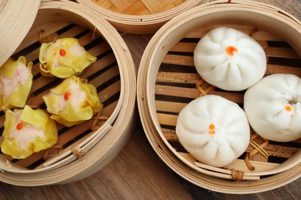 Κινέζικα στον ατμό dumplings και ψωμάκια — Φωτογραφία Αρχείου