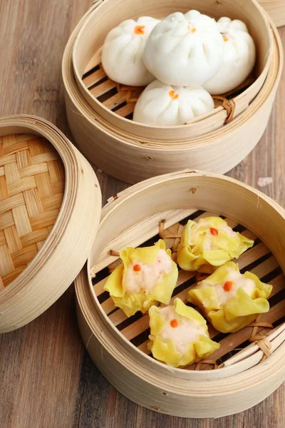 Chinesische gedämpfte Knödel und Semmeln — Stockfoto