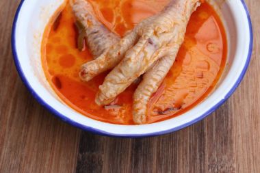 Tavuk ayağı ile köri