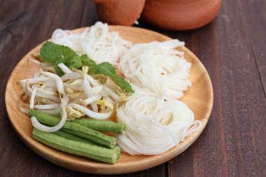 Pirinç Noodle köri tavuk