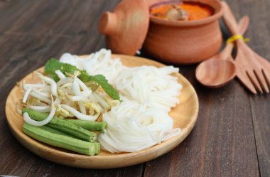 Pirinç Noodle köri tavuk