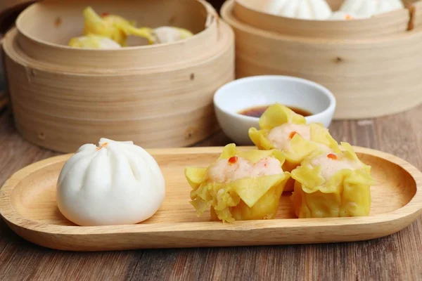 Chinese steamed dumplings and buns — Stock Photo, Image